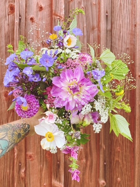 Lila bukett sommarblommor